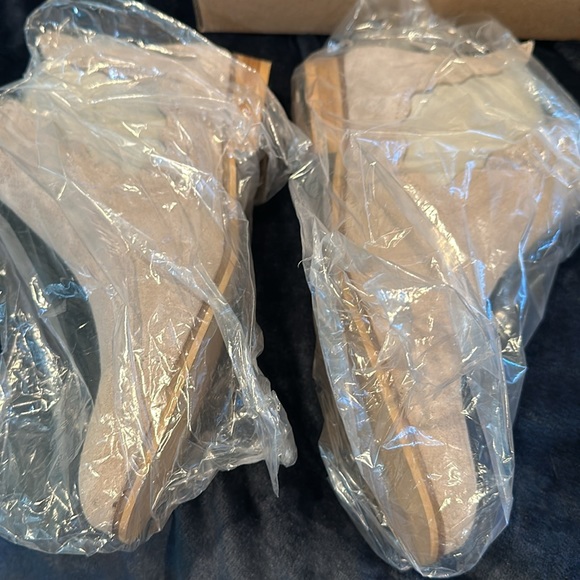 Brand New in package -Klub Nico suede ankle boots made in Spain - Picture 2 of 7